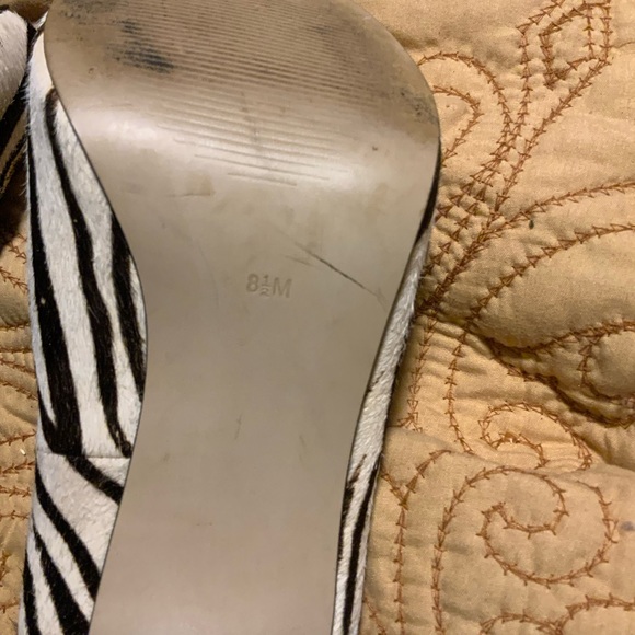 Beautiful zebra striped, ponytail, peekaboo, Guess shoes. Size 8.5 - Picture 3 of 6